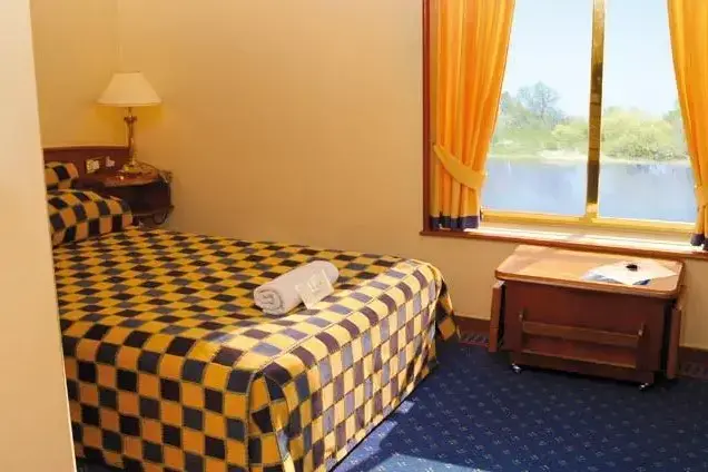 Каюта на верхней палубе категории DeLux:
-Французская кровать;
-Французское окно;
-Индивидуальный кондиционер;
-Ванная комната с душем;
-Фен;
-Спутниковое телевидение;
-Сейф;
-Телефон..webp