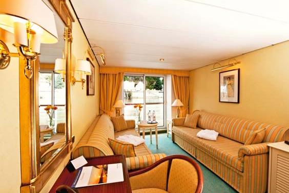 Каюта ГРАНД с французским балконом на Верхней палубе TWIN с 2мя диванами.jpg