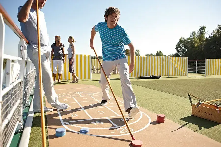 RH_DLX_PEOPLE_SHUFFLEBOARD_01_web_04_2da302dfdb.webp