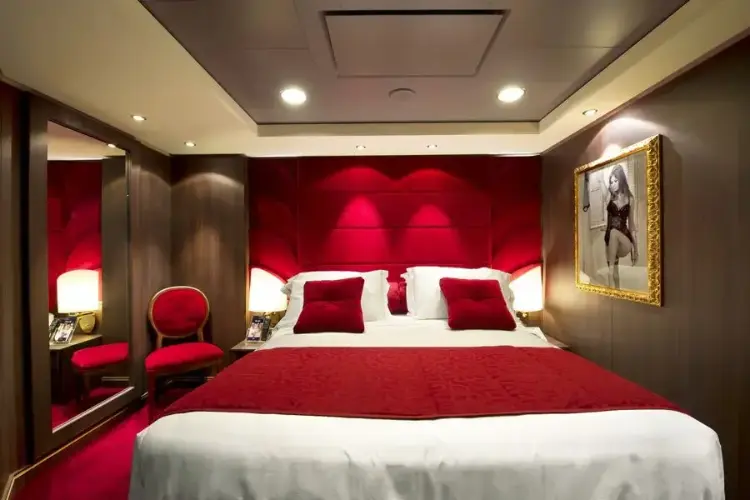 08_Ship_Yacht_Club_Sophia_Loren_Royal_Suite.webp