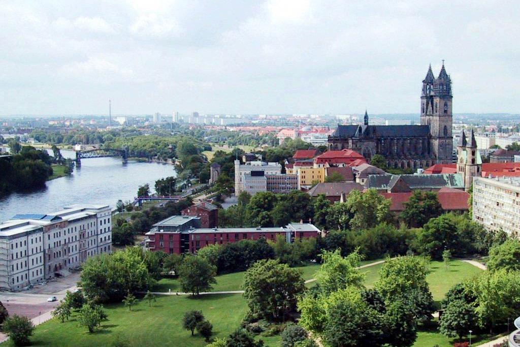 magdeburg-sightseeing-cathedral-elbe-river-panorama-view-palace-bridge-park.jpg