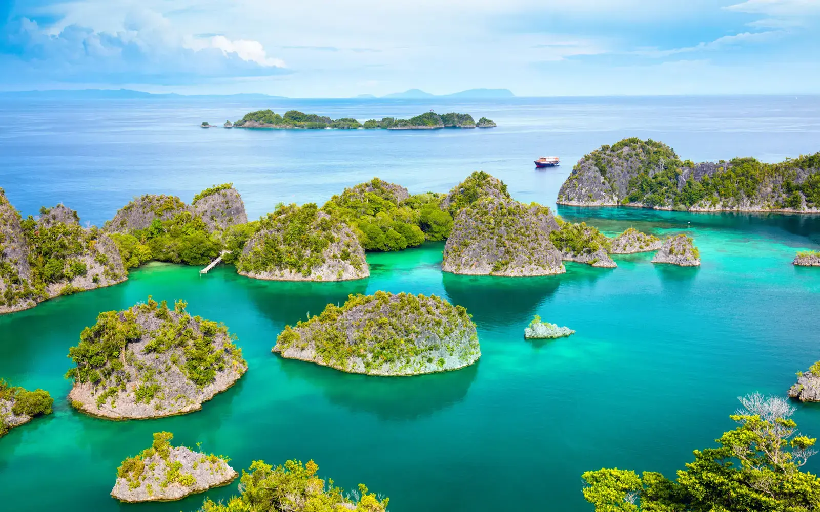 Aqua Blu  - роскошная круизная яхта-бутик на островах Индонезии 