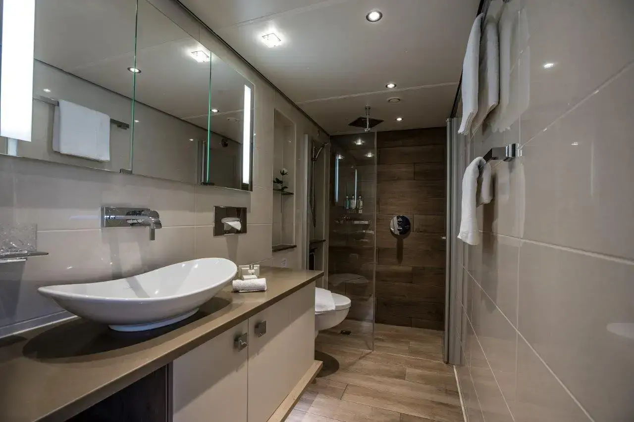 BW Room 304-5429.webp