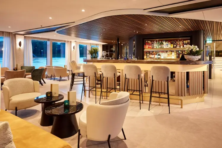 csm_Lueftner_Cruises_AMADEUS_Riva_Panorama-Bar_night_9af0b81fe5.webp