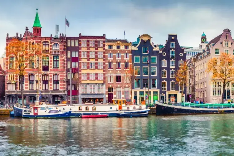 amsterdam-adobestock-303662980-920x500.webp