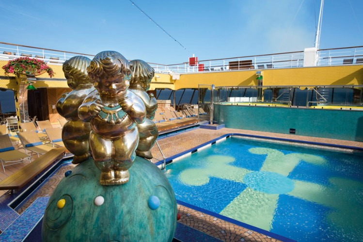 42 SwimmingPool Serena.jpg