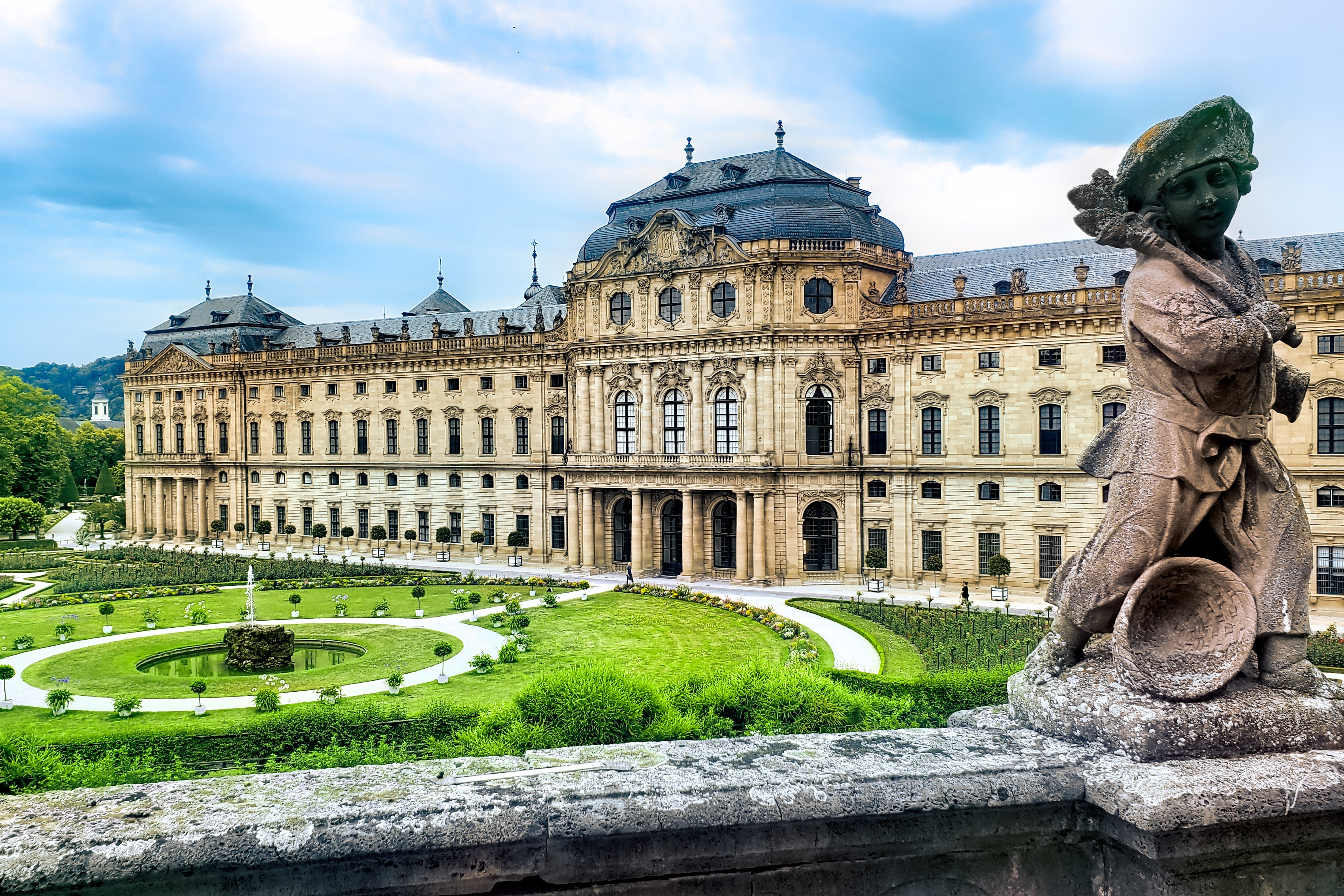 Lueftner_Cruises_Amadeus_Main_Germany_Wuerzburg_Residenz__c_shutterstock_1486189340.jpg