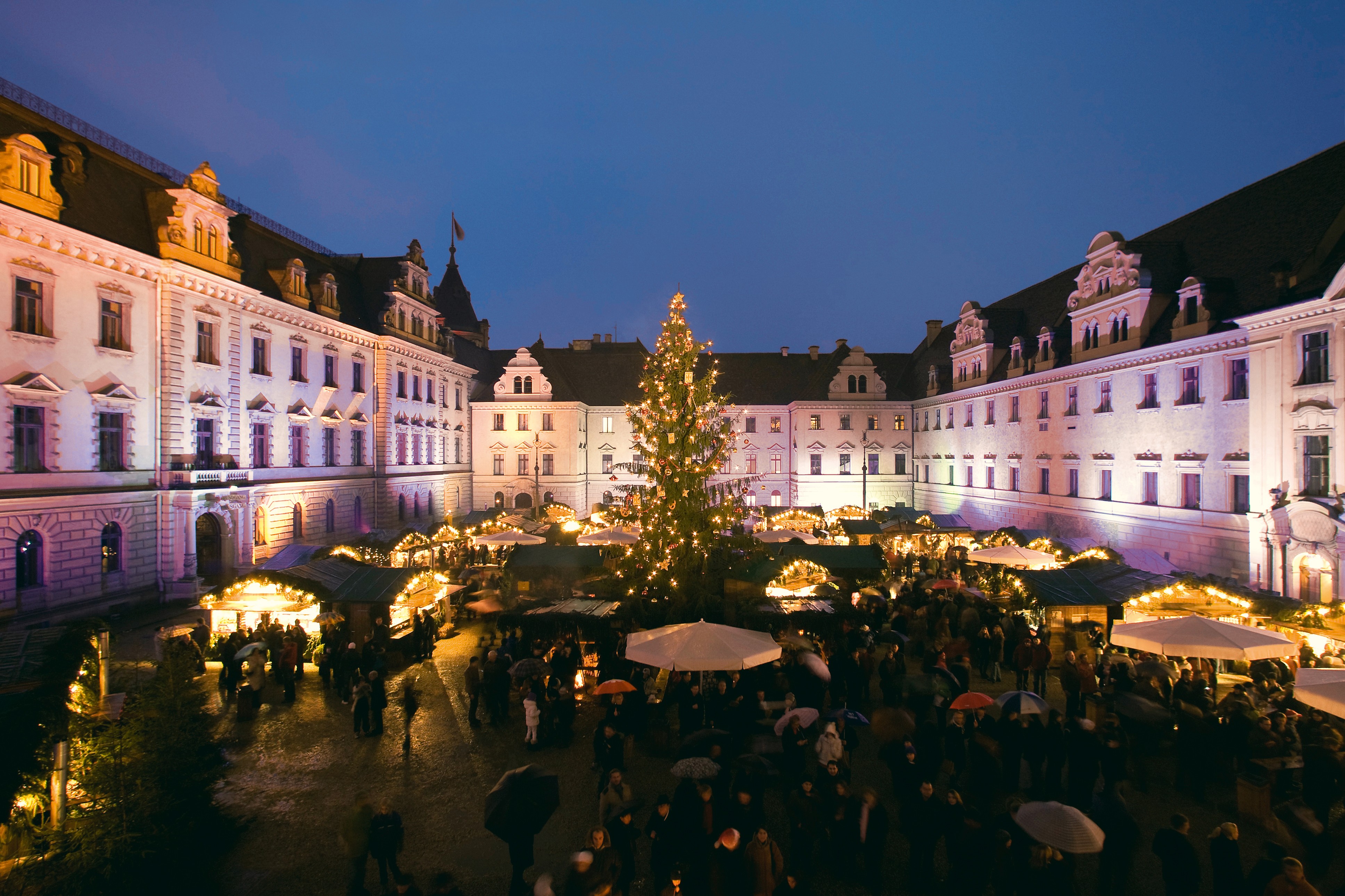 _c_Regensburg_Weihnachtsmarkt_Schloss-TuT.jpg