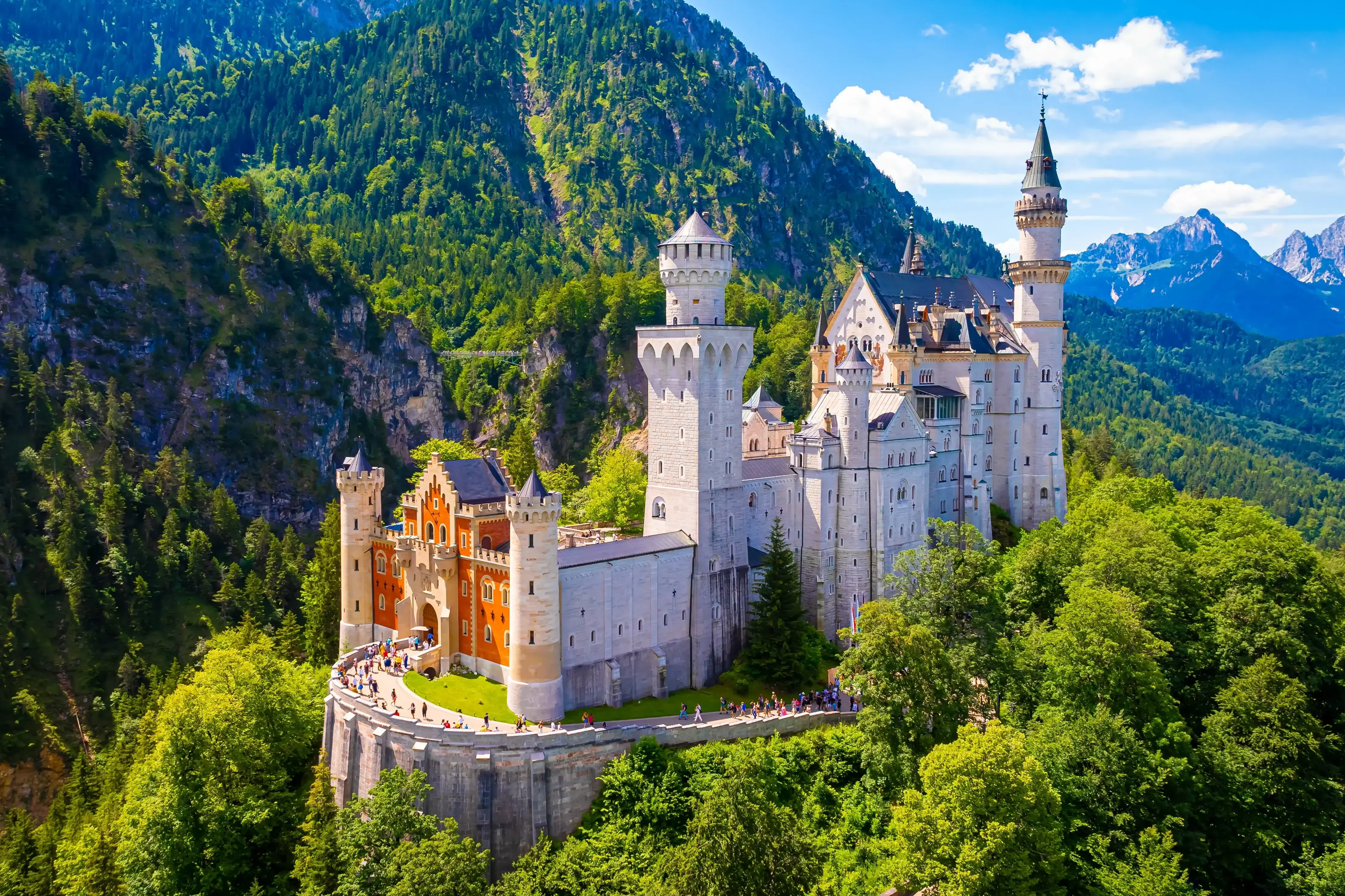Neuschwanstein_shutterstock_2487448367.webp
