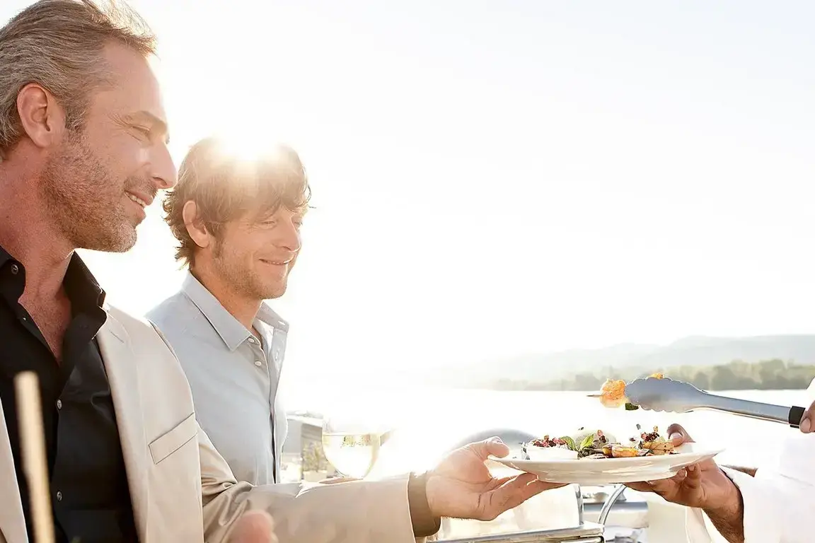 csm_RH_DLX_PEOPLE_BARBECUE_02_web_c3140fc1b7.webp