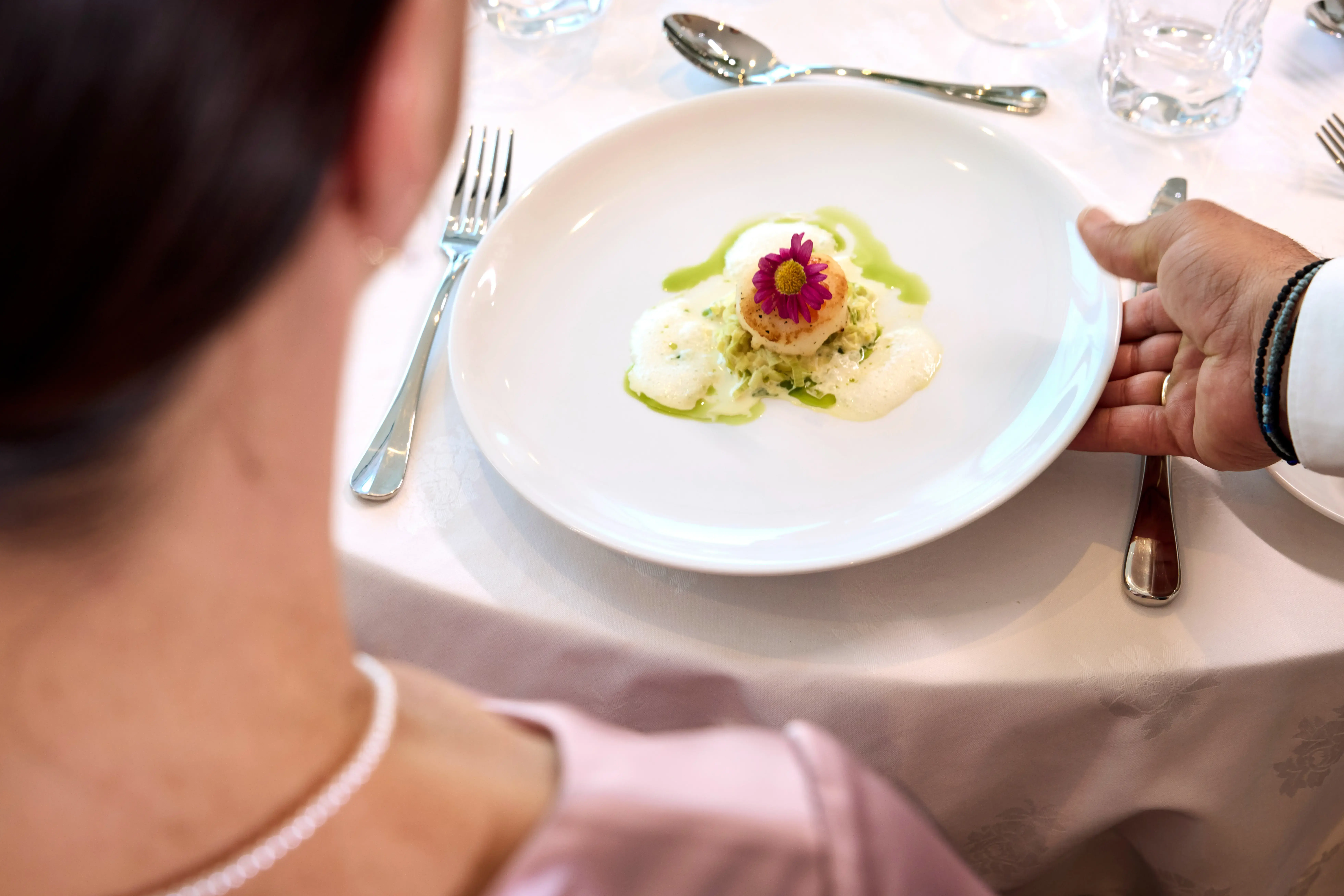Lueftner_Cruises_AMADEUS_Nova_Restaurant_Fine_Dining_main_course_02.webp