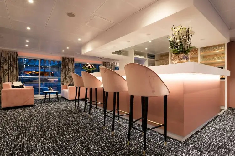 Salon and bar 3.webp