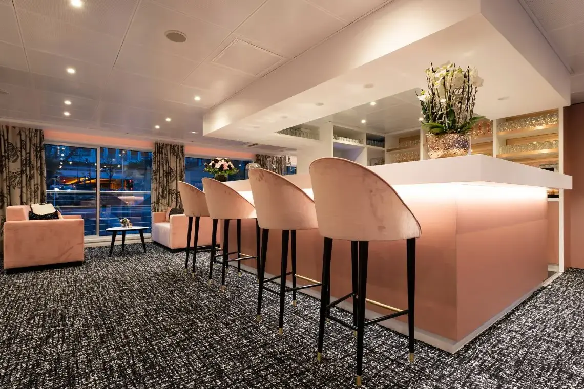 Salon and bar 3.webp