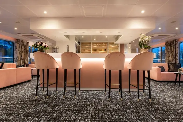 Salon and bar 4.webp