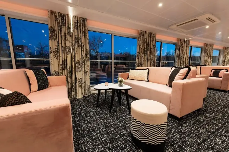 Salon and bar 5.webp