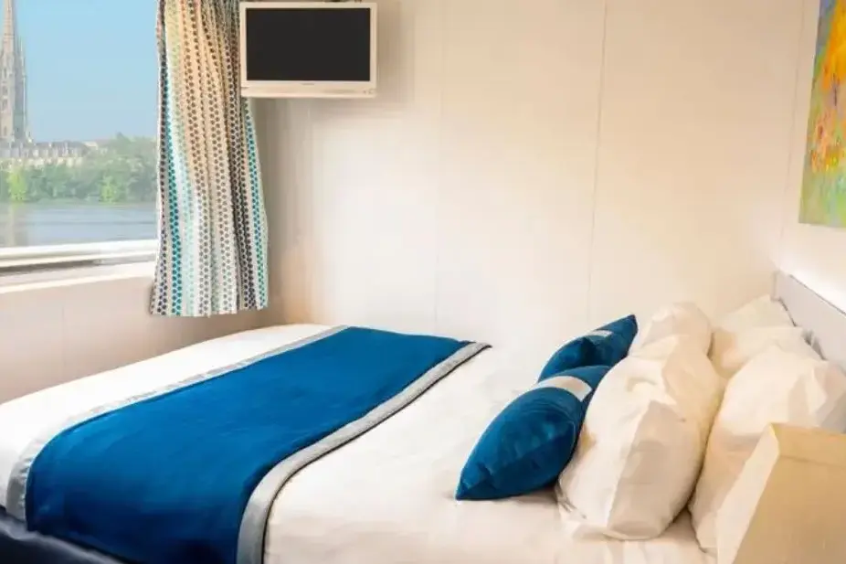 MIDDLE DECK 1 DOUBLE BED - HANDICAPED CABIN CAT B.webp