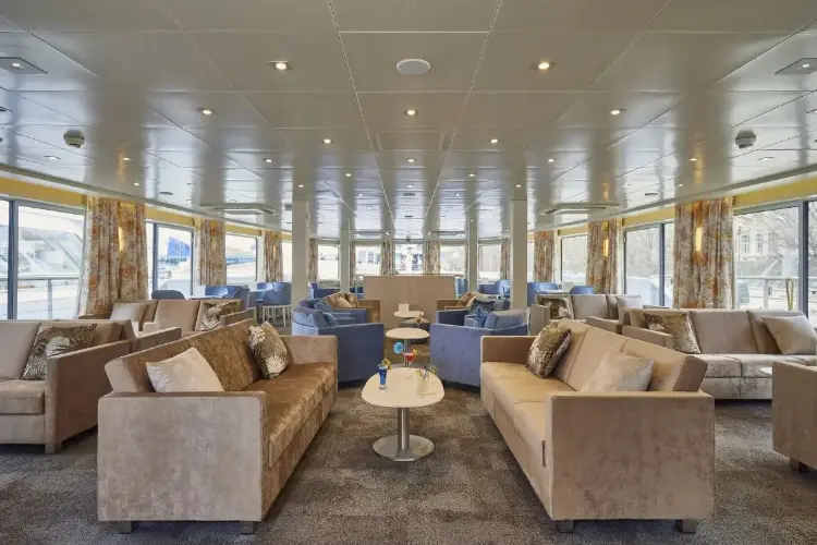 salon and bar.webp