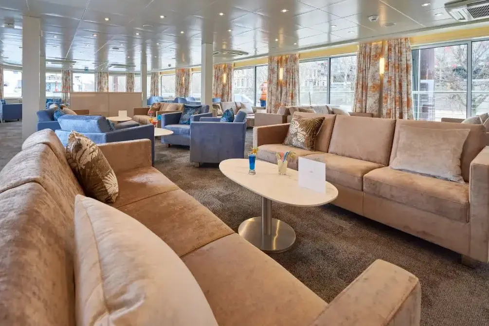 salon and bar_2.webp