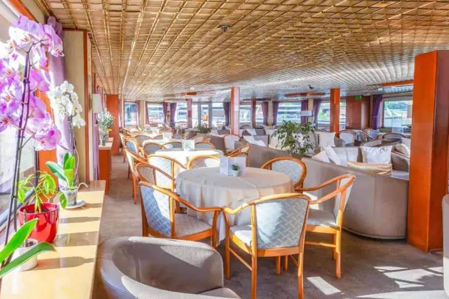 Lounge bar 1.webp
