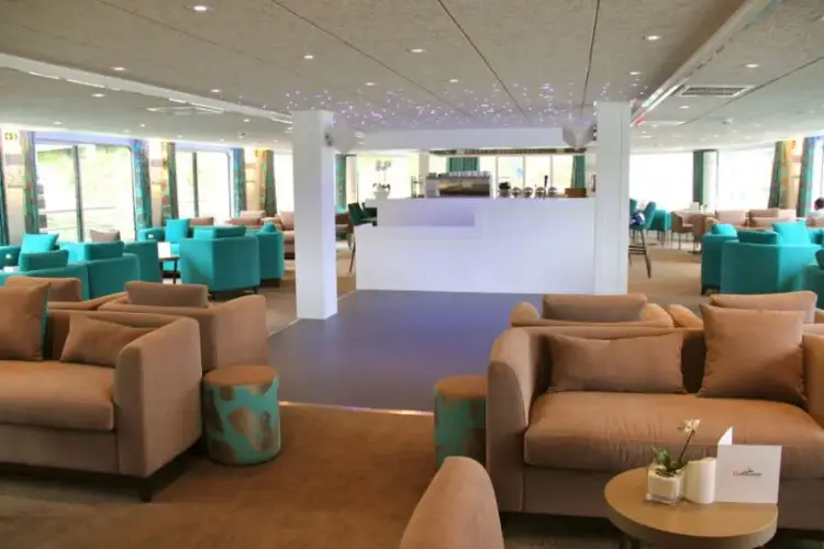 Gil Eanes Salon Bar 3.webp