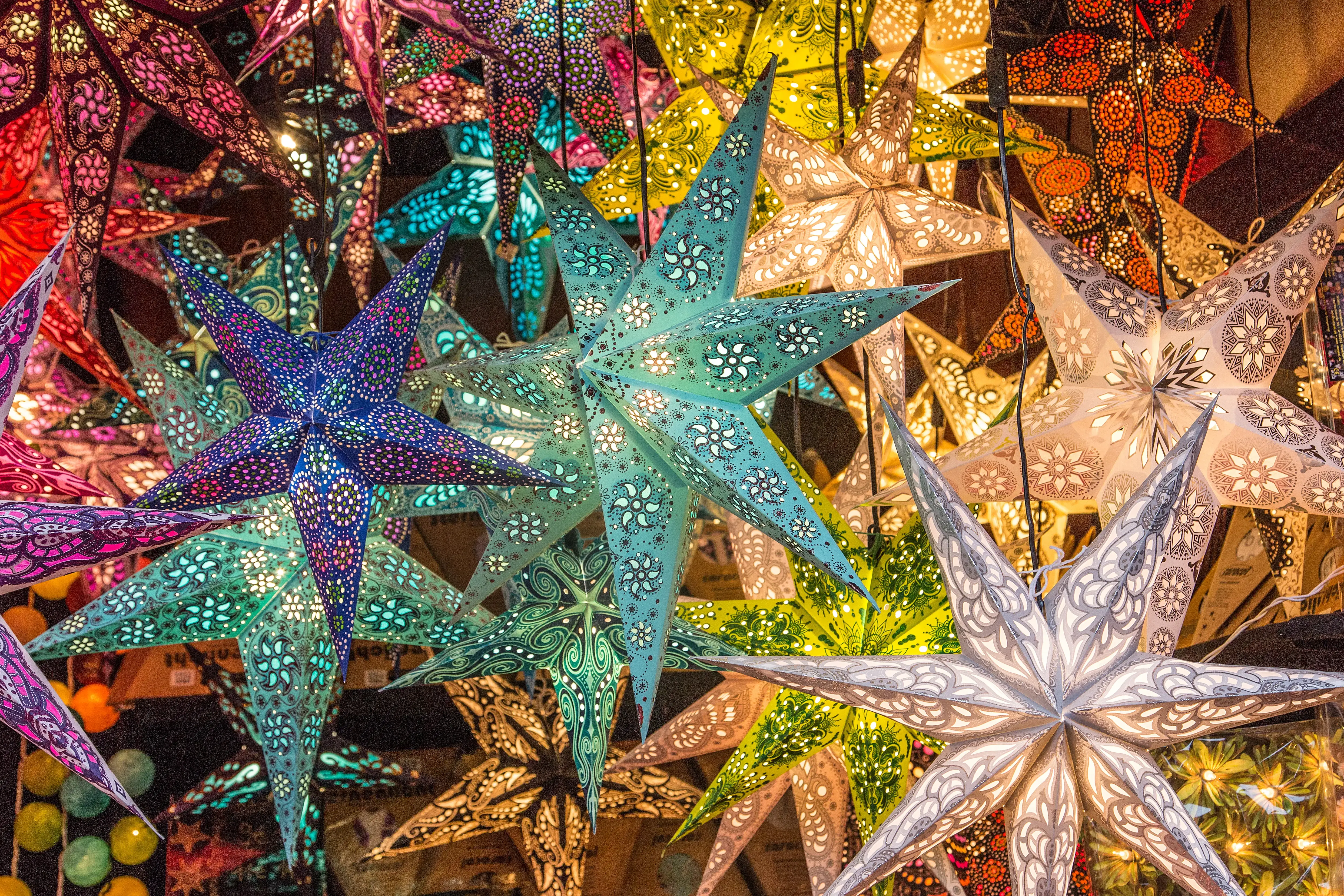 weihnachtsmarkt-adobestock-239495333.webp