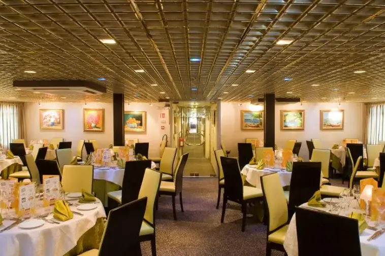 Restaurant_13.webp