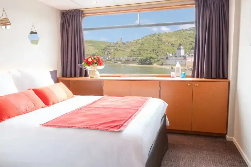MIDDLE DECK 1 DOUBLE BED - HANDICAP CABIN CAT B.webp