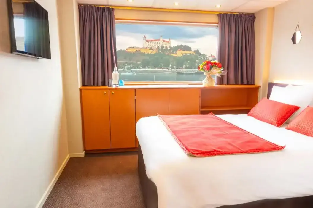 MIDDLE DECK 1 DOUBLE BED CAT A.webp