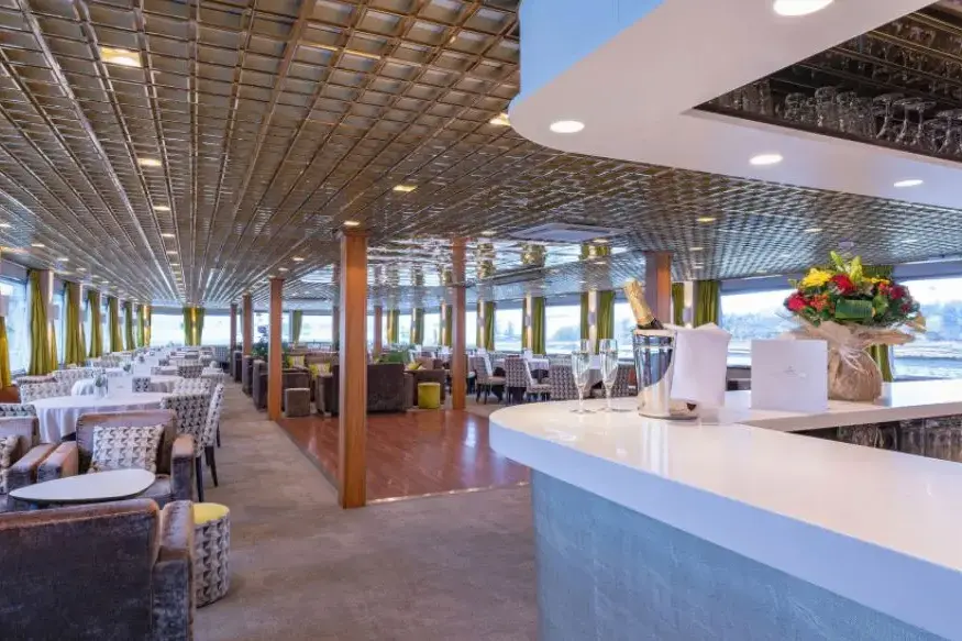 9 MS France Bar 1.webp