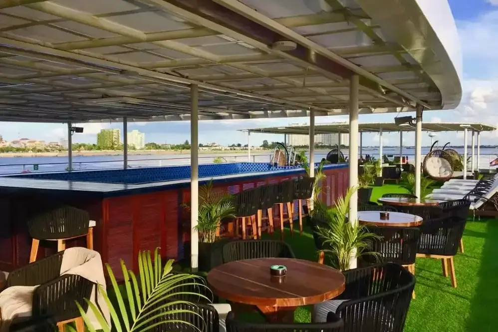 RV Indochine II pool.webp