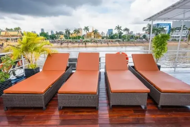 rv_toum-tiou-I-sun deck 1.webp