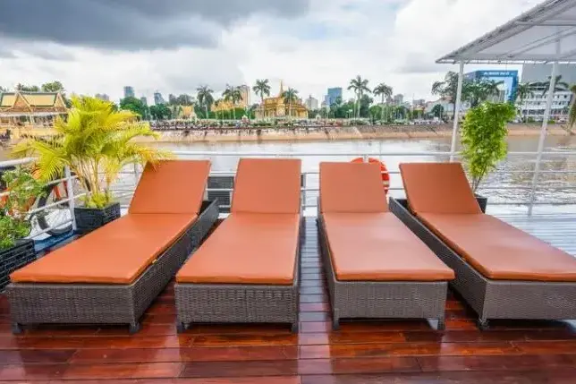 rv_toum-tiou-I-sun deck 1.webp