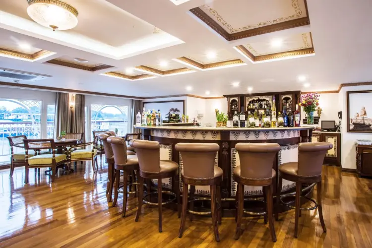 RV Ganges Voyager Lounge Bar ©CroisiEurope 11.webp