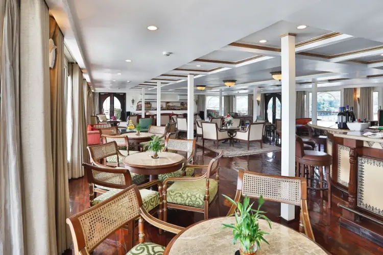 RV Ganges Voyager Lounge Bar ©CroisiEurope 13.webp