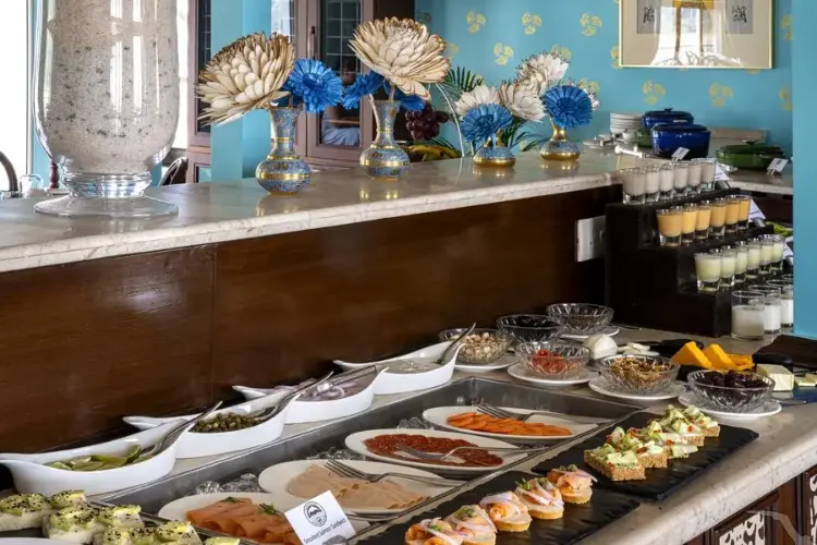 rv_ganges_voyager_restaurant_2.webp