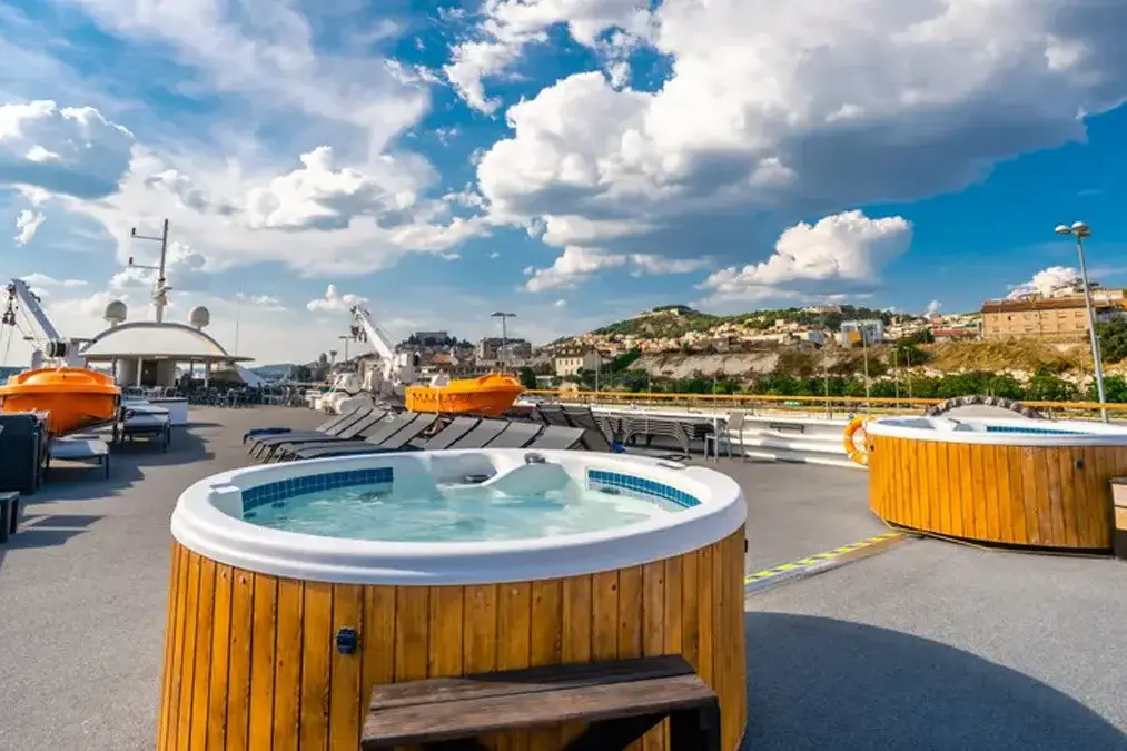 ms-la-belle-de-la-adriatique-whirlpools-auf-dem-sonnendeck-lg.webp