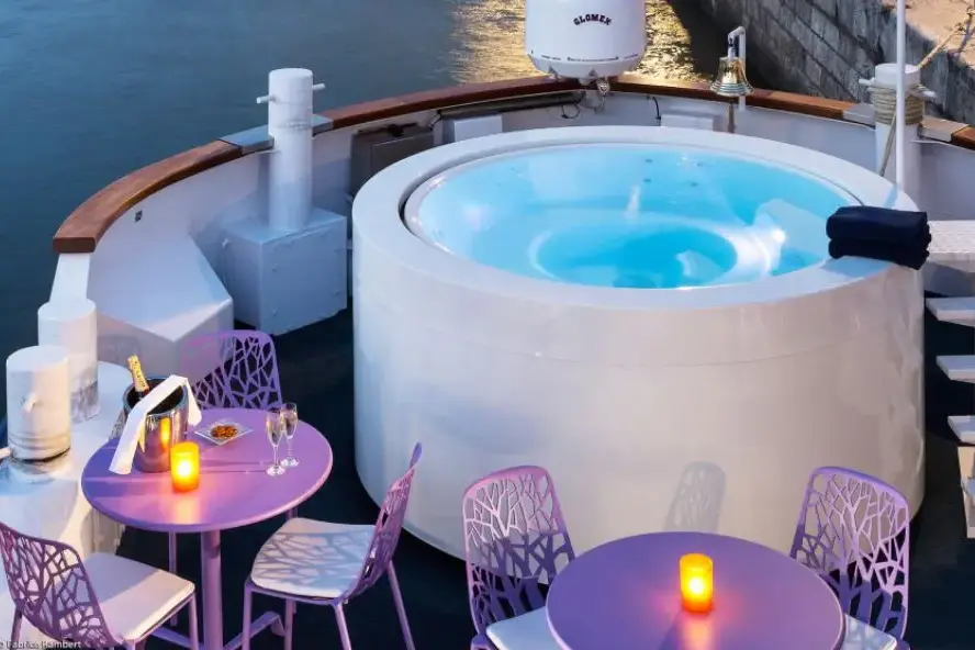 MS RAYMONDE pool.webp