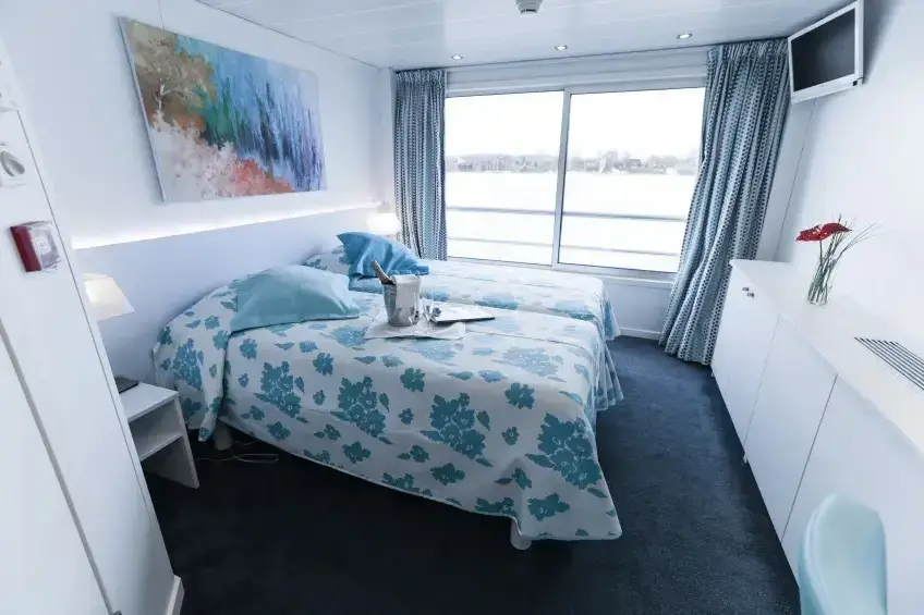cabine-deux-lits-separes-pont-superieur-ms-cyrano-de-bergerac-garonne-croisieurope-fabien-loaec