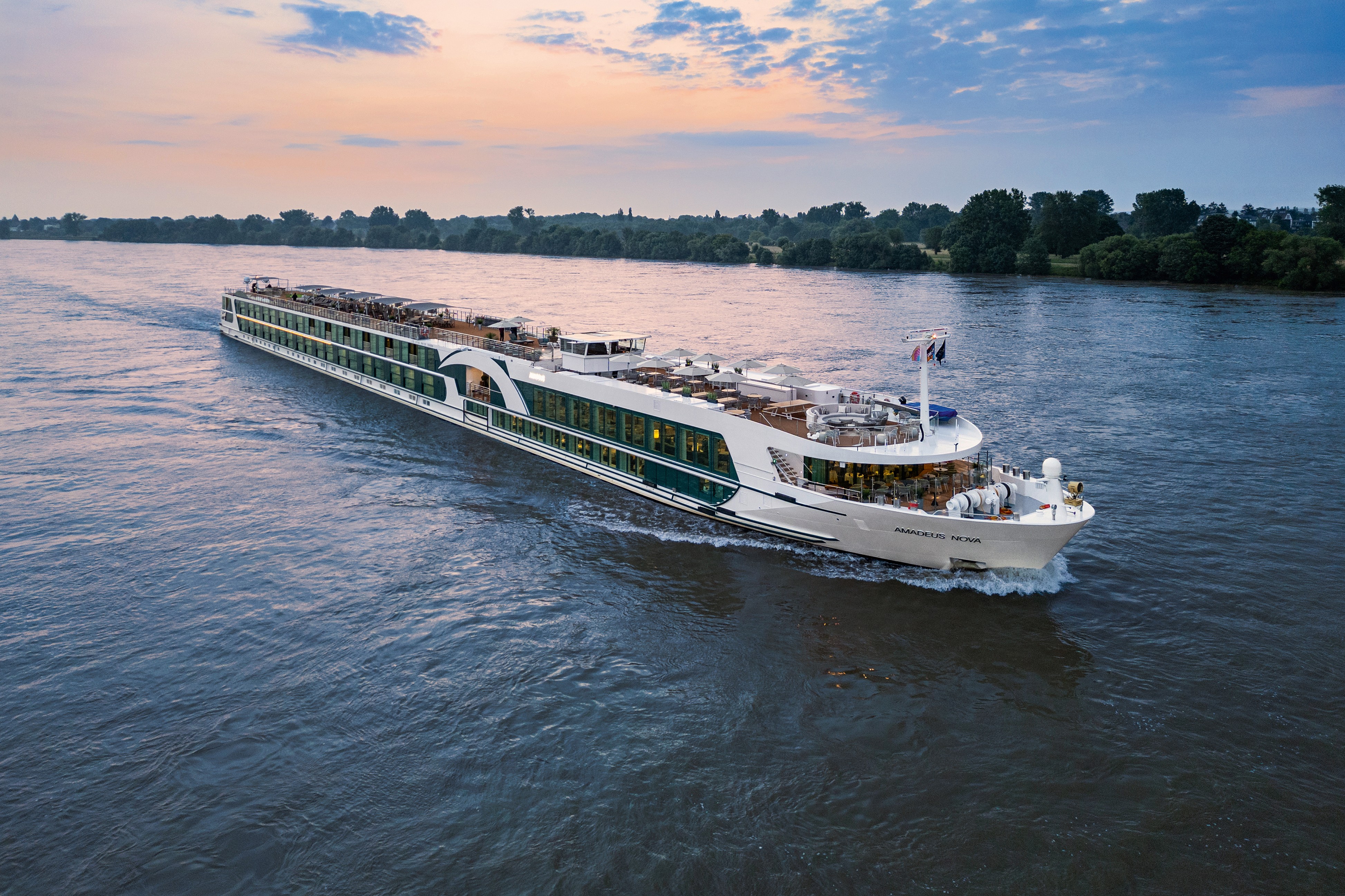 Lueftner_Cruises_AMADEUS_Nova_exterior_cruising_03.jpg