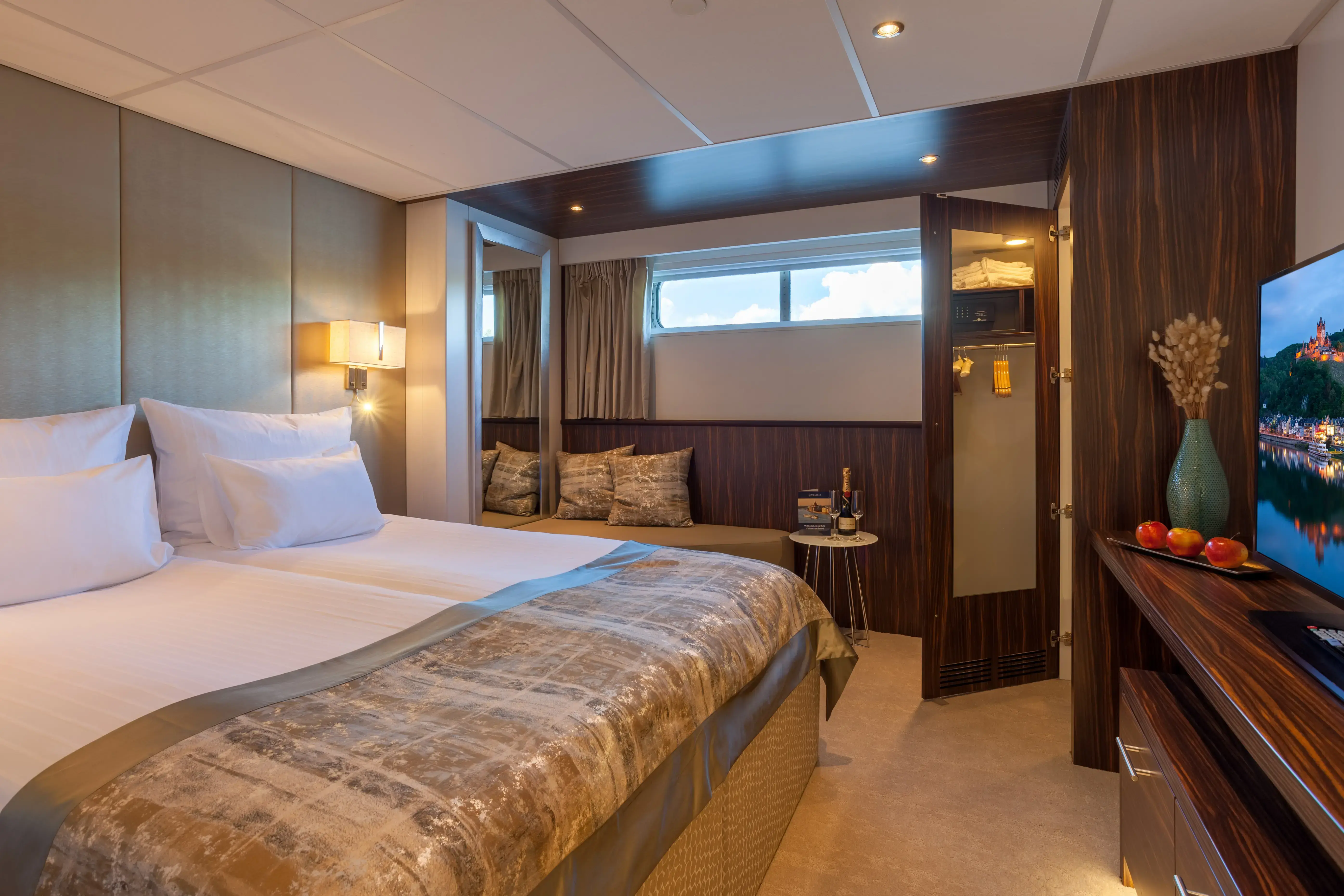 Lueftner_Cruises_AMADEUS_Imperial_Stateroom_Haydn_Deck.webp