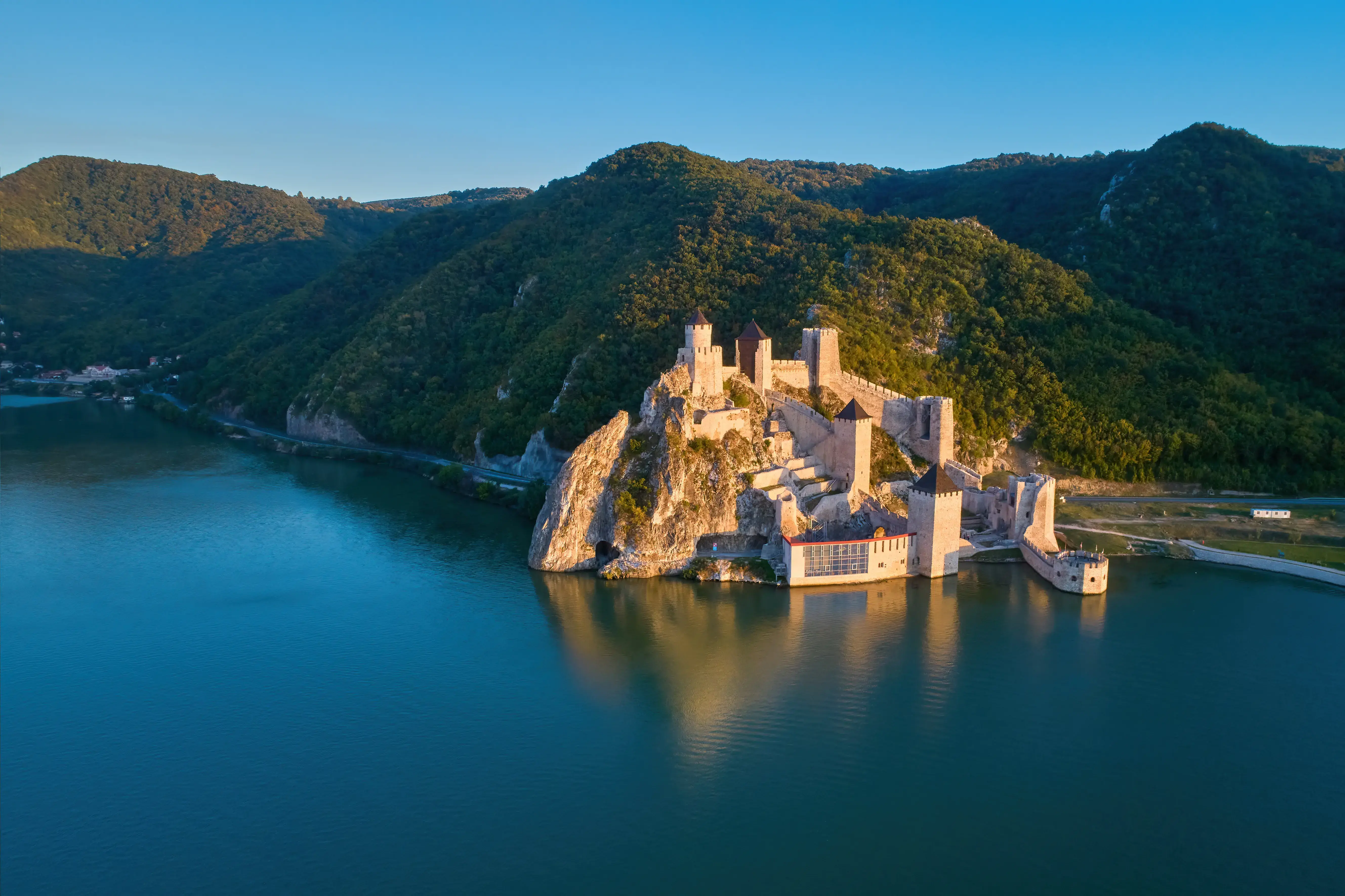 Lueftner_Cruises_Amadeus_Serbia_Fortress_Golubac__c_shutterstock_2074197314.webp