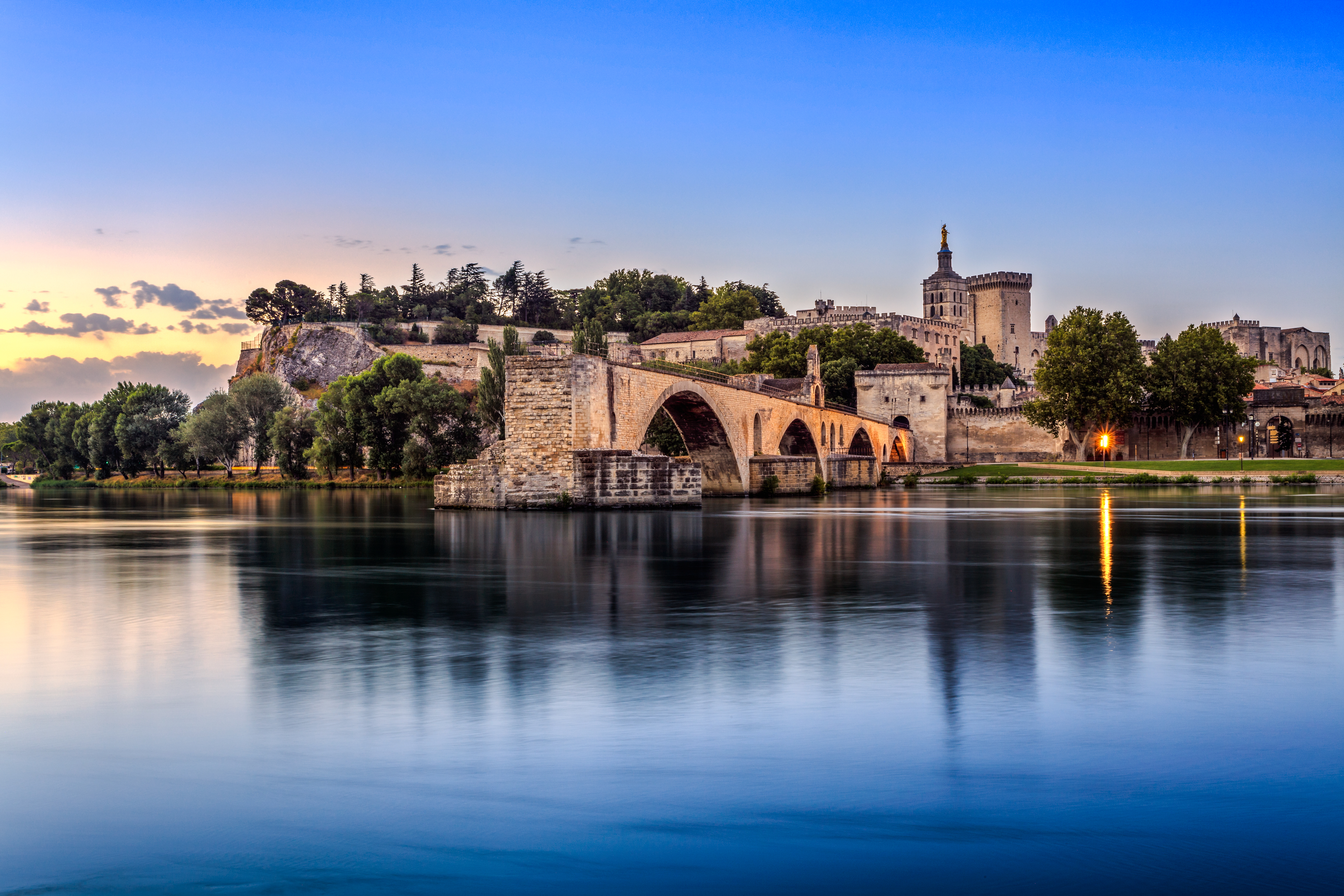 Lueftner_Cruises_Amadeus_France_Rhone_Saone_Avignon_bridge__c_shutterstock_362631386.png