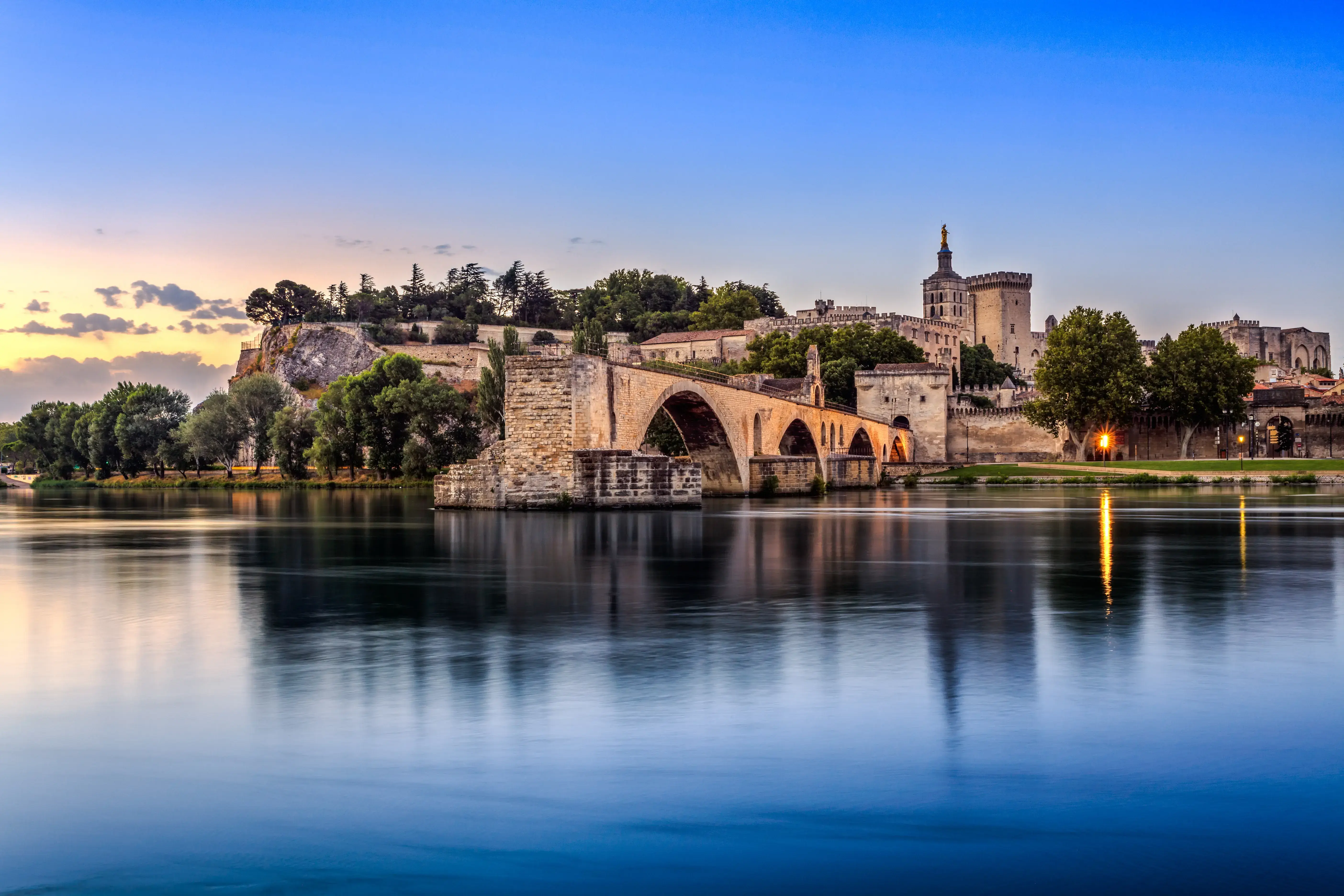 Lueftner_Cruises_Amadeus_France_Rhone_Saone_Avignon_bridge__c_shutterstock_362631386.webp
