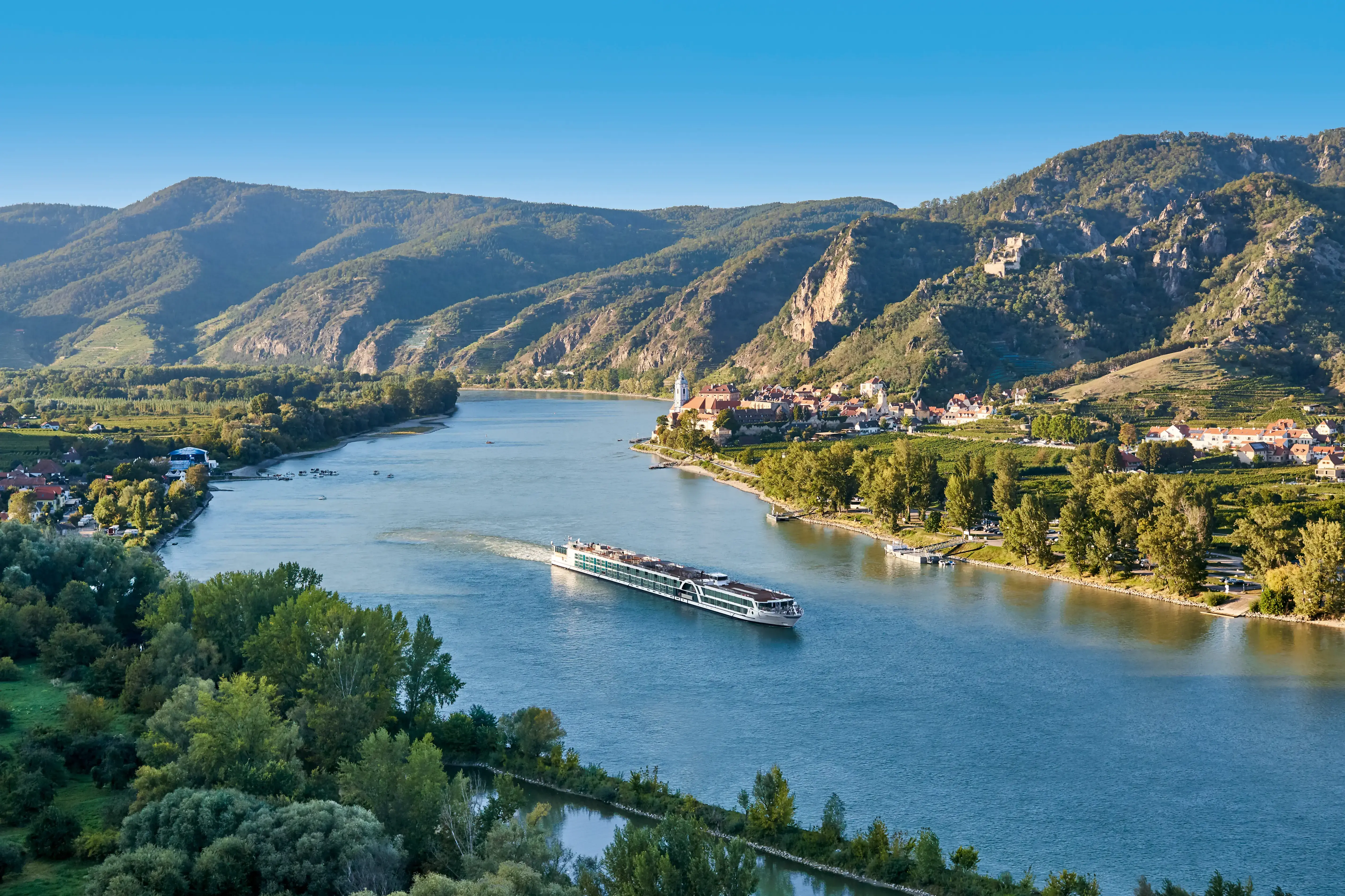 Lueftner_Cruises_AMADEUS_Queen_outside_view_Danube_Duernstein_02.webp